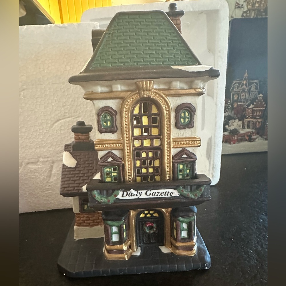 "Heartland Valley Village" Deluxe Porcelain Lighted House "Daily Gazette"